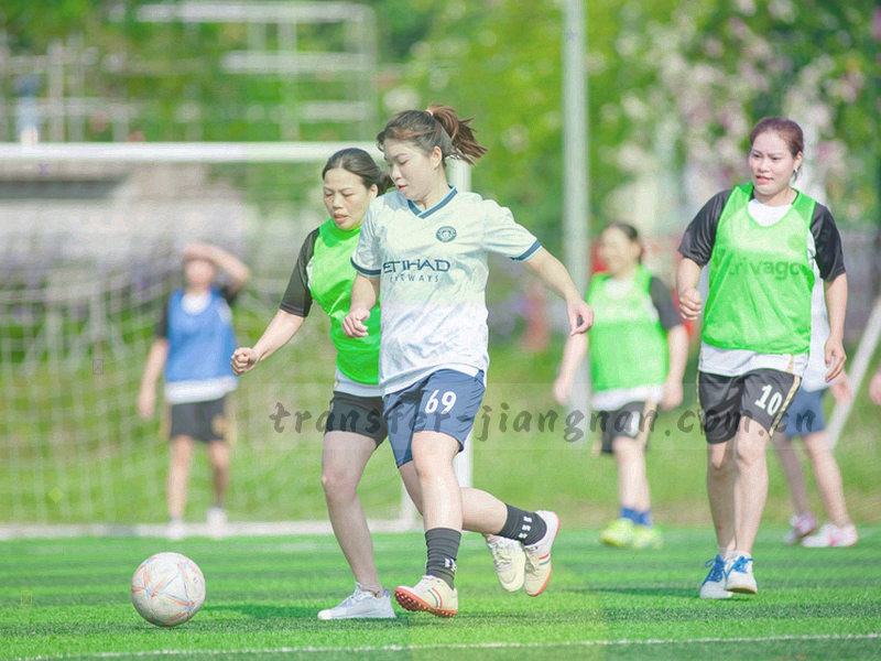 教练席视角下的边线与记录板特写，纸面留有手写笔迹
